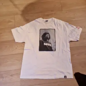 Drake Jones tshirt aldrig använd, sålde den eftersom den var för stor