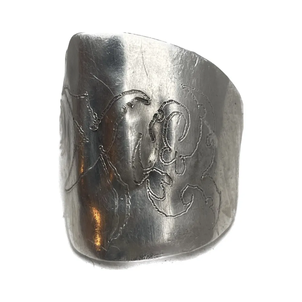 Silver ring handgjord utav Jonathan Sendborn Pohlin. Tillverkas av silver bestick. . Accessoarer.