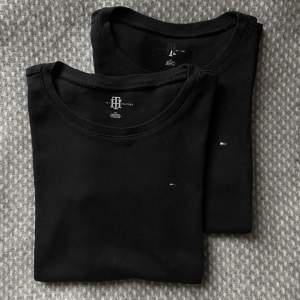 Två T-shirts i bomull från Tommy Hilfiger i storlek XS/S (S petite). Köpta i en av deras butiker för några år sedan. Tröjorna är i fint skick! Skriv gärna för fler bilder! (OBS priset är för båda tröjorna!)
