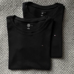2 T-shirts från Tommy Hilfiger i storlek XS/S - Två T-shirts i bomull från Tommy Hilfiger i storlek XS/S (S petite). Köpta i en av deras butiker för några år sedan. Tröjorna är i fint skick! Skriv gärna för fler bilder! (OBS priset är för båda tröjorna!)