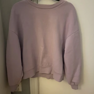 Lila sweatshirt  - Jag säljer denna jättesköna tröja från Ginatricot i färg lila och i storlek S.  Skriv för mer information   Jag står inte för frakten 