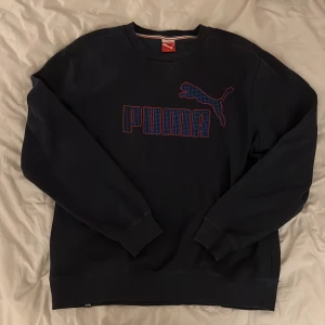Puma sweatshirt  - Super snygg sweatshirt från puma. Storlek XL men sitter snyggt oversized på mig som har S vanligtvis!😁Den är mörkblå!