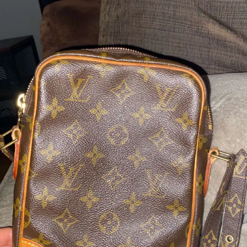 Säljer min Louis Vuitton Sling Bag då den inte används nå mer Cond:7/10 Bud: 4000kr Bin: 5000kr  Skicka Pm vid intresse. Väskor.