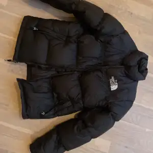 Jätte fin pufferjacka från the north face. Finns ett hål som jag har sytt igen. Därav priset. 