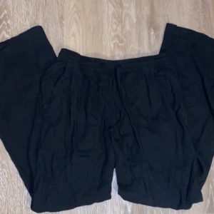 Linnebyxor  - Svarta linnebyxor från lager 157!💗 i storlek xs! Dom är i fint skick!! 🫶🏼 säljer dom för 50kr ink frakt 🙌🏼 BETALA VIA SWISH‼️ TRYCK EJ PÅ KÖP NU‼️