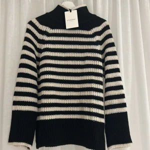 randig stickad tröja  - säljer randig stickad tröja från Styledrop cph. Prislappen sitter kvar och tröjan är helt oanvänd. 