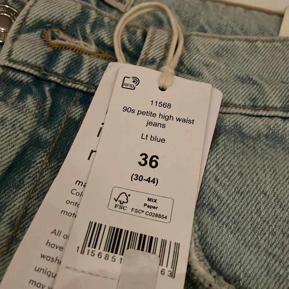 Helt nya jeans ljusblåa med prislappen kvar från Gina Tricot✨. Jeans & Byxor.