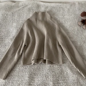 Tröja - Stickad tröja från H&M i mycket bra skick. Köpt för 499 säljer för 250. Perfekt nu för vintern💗