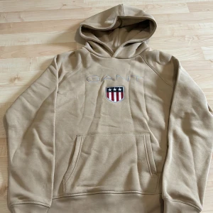 Gant hoodie  - Använt 1 gång. Väldigt bra skick. Ny pris 900kr 