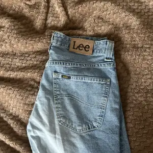 Säljer dessa jätte snygga lee jeans som jag ej kan ha.  Stl 30-35