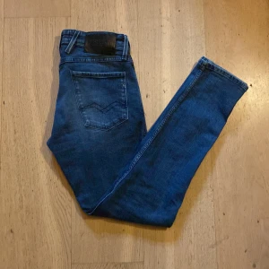 Replay anbass - Ett par riktigt feta replay anbass jeans i utmärkt skick. Nypris 1599kr vårat pris 499kr. Skick 9/10