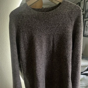 Stickad tröja  - Fin stickad tröja från Vero Moda. Använd ett fåtal gånger. Fint skick. Hör av dig om frågor och funderingar!