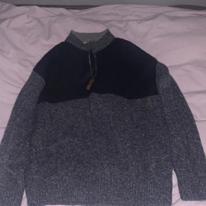 Stickad tröja - As mysig och snygg ivanhoe tröja åt det mer vintage hållet. Storlek M och sitter väldigt bra 