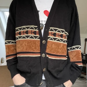 Vintage Cardigan, svart/brun, Mark Twain - En mysig svart och brun cardigan i bomull och mocka! Storleken är L, men jag skulle säga att den passar alla. På bilden är jag 181 cm lång