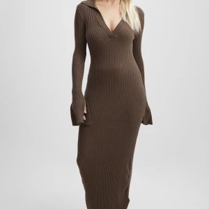 Ribbstickad klänning - Säljer denna långa bruna ribbstickade klänning från Nakd, storlek xxs. Använd ett fåtal gånger!  ✨Nypris: 799kr.