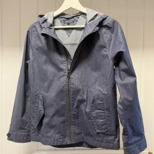 Tommy Hilfiger jacka - Riktigt stilren jacka av märket Tommy Hilfiger. Materialet är vaxad bomull vilket gör att den stöter ifrån väta och vind, perfekt att ha en regnig dag både sommar, höst och vår! Sitter som en xs! Skick: 8/10 Nypris: 1799kr Mitt pris: 400kr  