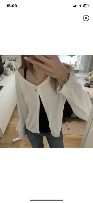 Vit kofta🤍🤍 - (Bilder lånade från förra ägaren!!)  En vit jätte fin kofta som tyvärr är för stor för mig :(( 