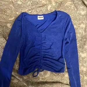 Jag säljer denna blåa fina tröjan eftersom den inte passar mig💕