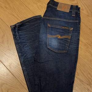 Lägger upp igen pågrund oseriös köpare!Säljer ett par feta nudie jeans i slim fit🥂Retail ligger runt (1600-1900) mitt pris (499) 9-10 inga defekter! Vid frågor och funderingar skriv till mig🔥