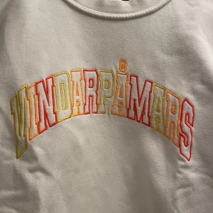 Hov1 merch  - En jättemysig sweatshirt köpt från en hov1 konsert jag var på 2019. Säljer då jag knappt använt den, passar xs-m. Köpt för 500kr