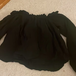 Offshoulder blus  - Svart off shoulder blus som jag aldrig använt från Gina tricot! Nyskick. 