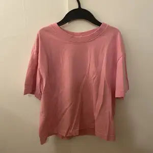 En rosa t-shirt som ej kommer till användning 🩷