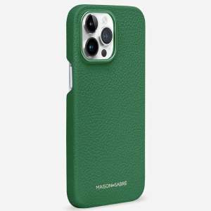 Säljes pga dubbelköp  Importerad lyxprodukt Our most protective case ever with perfect camera defence, MagSafe compatibility and handcrafted full-grain DriTan™ leather. The iPhone 15 Cases safeguard your device through precision milled aluminium 