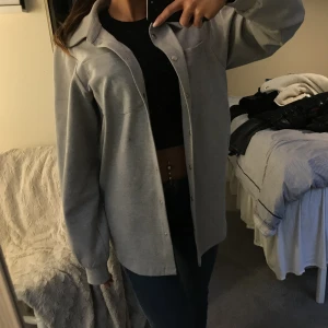 Grå kappa  Bikbok - Grå Kappa från Bikbok🩷Aldrig använt! Nyskick utan prislapp