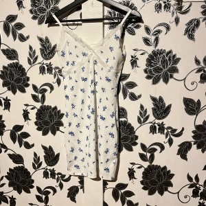 Klänning - Säljer denna klänning från H&M aldrig använd och är i nyskick! Storlek S