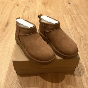 HELT NYA UGGS - Säljer pga att de inte passade. Helt nya uggs i den mest efterfrågade färgen chestnut i storlek 37. Låga och helt oanvända. SLUTSÅLDA ONLINE.