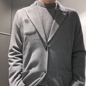 Kavaj - Stickad kavaj från John Henric! Nypris 1299, värst pris 549! Skick 10/10 utan defekter!💚