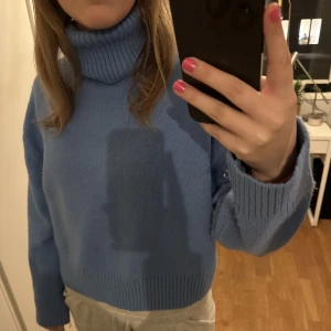 Stickad polo - Super fin stickad tröja med polokrage. Köpt för några år sedan på hm men är i bra skick🥰 Säljer då den inte kommer till användning längre.