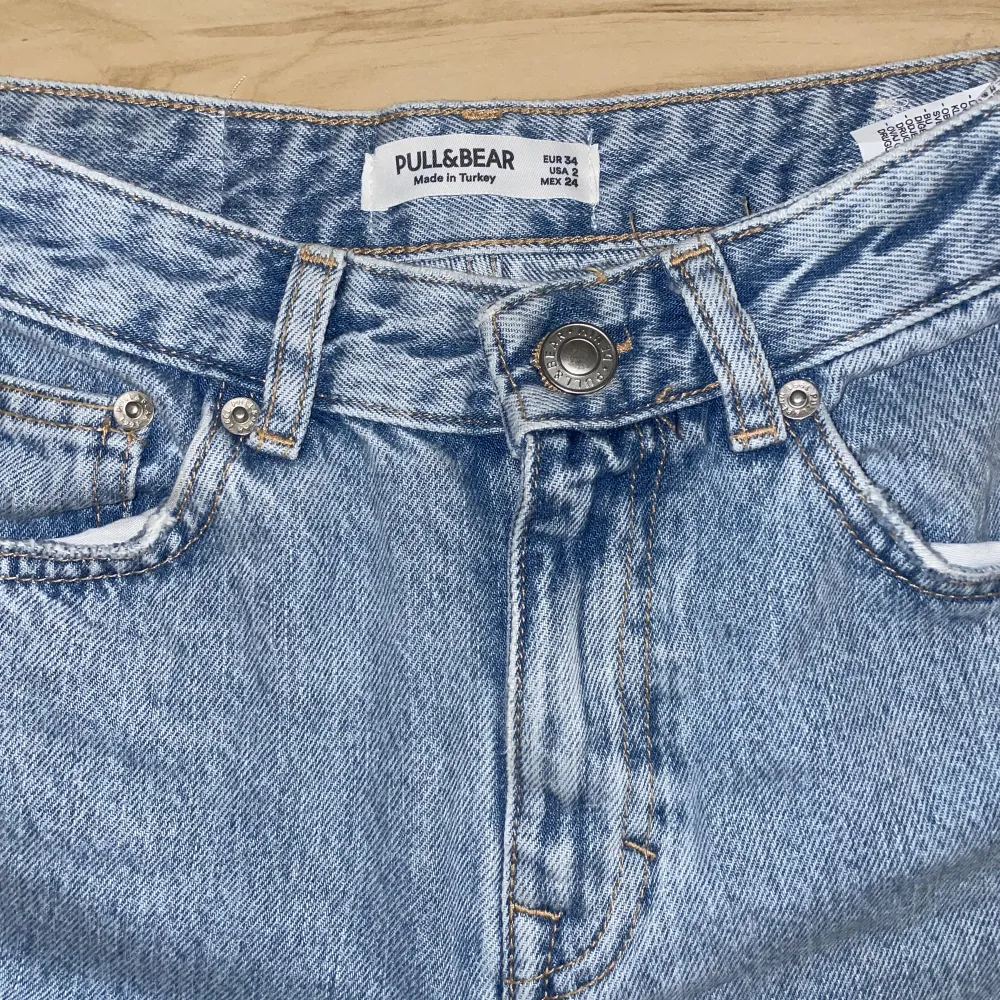 Ribbade jeans i storlek 34 Knappt använda pga köpte en för liten storlek💕. Jeans & Byxor.