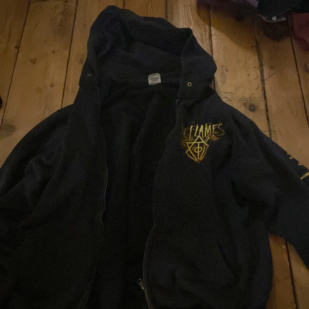 In-flames hoodie i helt okej skick. Märks att den är använd. Det har tryck fram, på ärmen och bak. Saknar snöre i luvan . Hoodies.