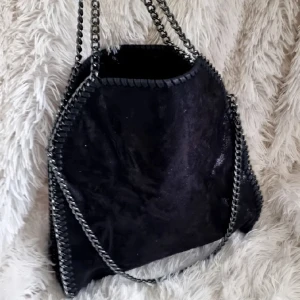 stella mccartney  - säljer nu min stella mccartney liknande väska då den bara tar plats, använt 2 gånger och är i bra skicka. BILDEN ÄR LÅNAD men min ser exakt ut som den förutom att min inte har den långa kedjan