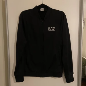 EA7 KOFTA  - Kofta från EA7, storlek M, pris går att diskutera 