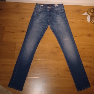 Jack and jones jeans - Tjingeling, nu säljer jag dessa svin grisch jeansen för bra pris. Skick 9/10. Vid frågor och funderingar är det bara att fråga, jag svarar snabbt.⏱️