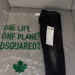 Dsq2 skater jeans storlek 54. Använda max 5 gånger. Det tillkommer dsquared påse samt finns det kvitto bevis på köpet av jeansen. Nypris 5700:-, just nu ligger dem på 3000:-. 