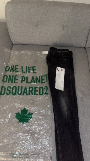 Dsquared2 säljes till bra pris - Dsq2 skater jeans storlek 54. Använda max 5 gånger. Det tillkommer dsquared påse samt finns det kvitto bevis på köpet av jeansen. Nypris 5700:-, just nu ligger dem på 3000:-. 