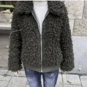 Hm jacka - Lägger upp igen då den som vann budgivningen inte svarar! Säjer iallafall denna svin snygg och trendiga hm jacka fast i svart! Skriv för fler bilder och frågor😊