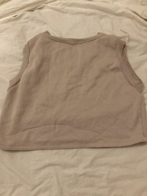 Tröja utan ärmar  - Fin tröja som passar både utan samt på andra tröjor