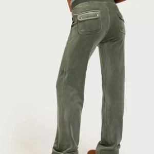 Juicy set - Hej! Jag säljer ett jätte fint juciy couture set i färgen Moss green ❤️❤️ Tröjan är i storlek medium och byxorna är i storlek small! Hör av dig om du har frågor eller är intresserad ❤️