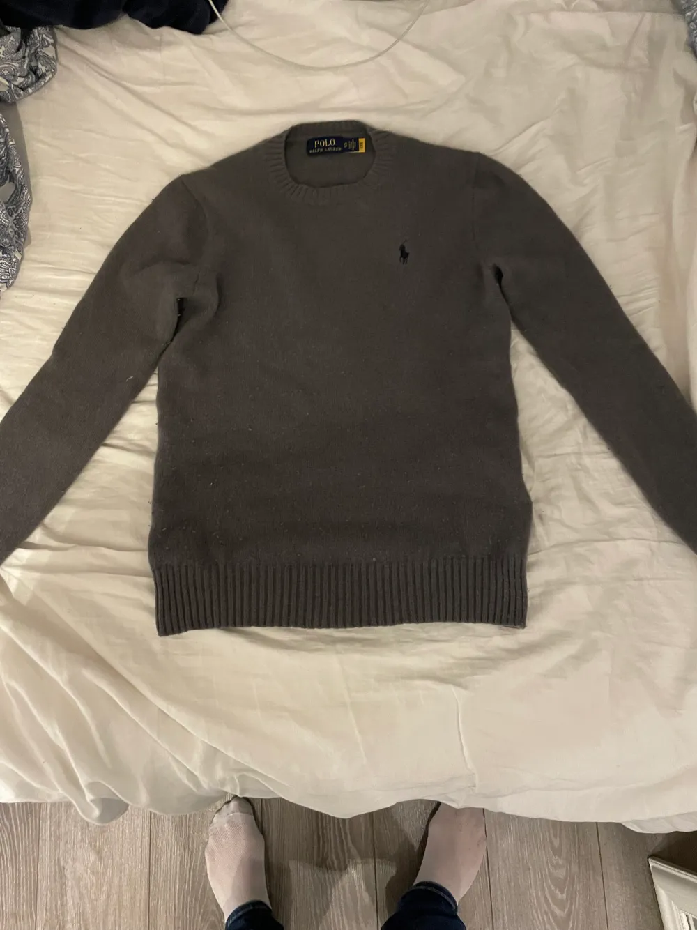 En Ralph lauren tröja i fint skick, säljer på grund av att den har blivit för liten, köpt för 1600 mitt pris 550kr. Tröjor & Koftor.