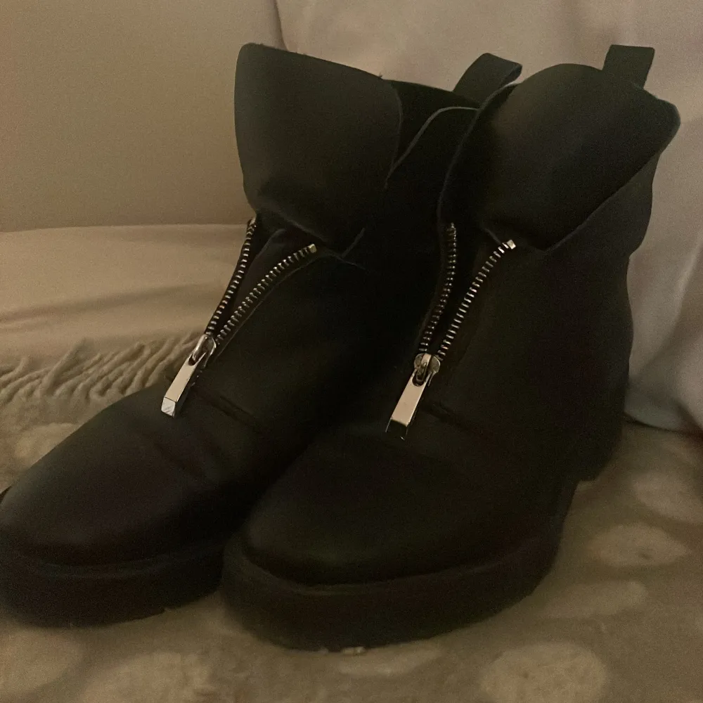 Black boots from ZARA, worn once. Brand new condition. . Skor.