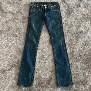Lågmidjade True Religion bootcut jeans i modellen ”Johnny” storlek 25. säljer för att dom inte passar mig längre, tryck på ”köp nu” knappen för köp💗 