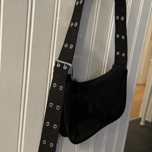 Väska från Weekday - Använt väskan en gång och är i bra skick. Är även en ficka inuti väskan! Man kan justera bandet på väskan om man ville det!😊