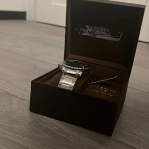 Martyn Line Klocka - Klocka enligt beskrivning. Aldrig använd.