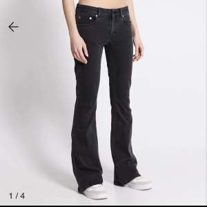 Säljer mina lågmidjade jeans ifrån lager 157, jätte fina lågmidjade jeans som tyvärr inte kommer till användning lägre💞super stretchiga💞