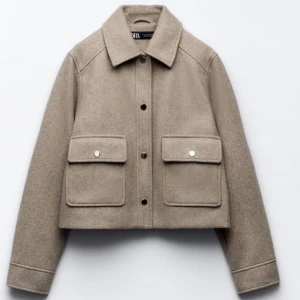 Zara kappa  - Säljer denna sköna kappa från zara och använda få tal gånger och den passar till hösten och vintern. Kom privat för fler bilder🫶🏻