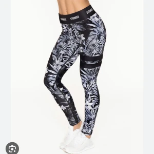 Stronger träningstights - Grå tränings byxor/tights från Stronger. Använda en del, men fortfarande i bra skick. Nypris 699.